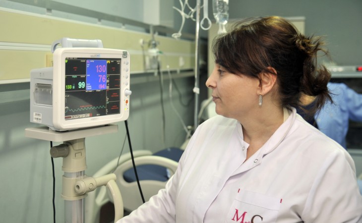 Hərbi həkim: Gecələr telefon işığı altında işləyirdik...