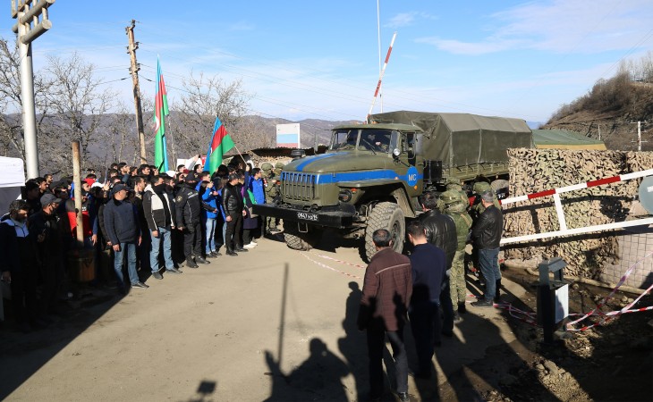 Еще один автомобильный караван миротворцев проехал по дороге, где проходит акция протеста