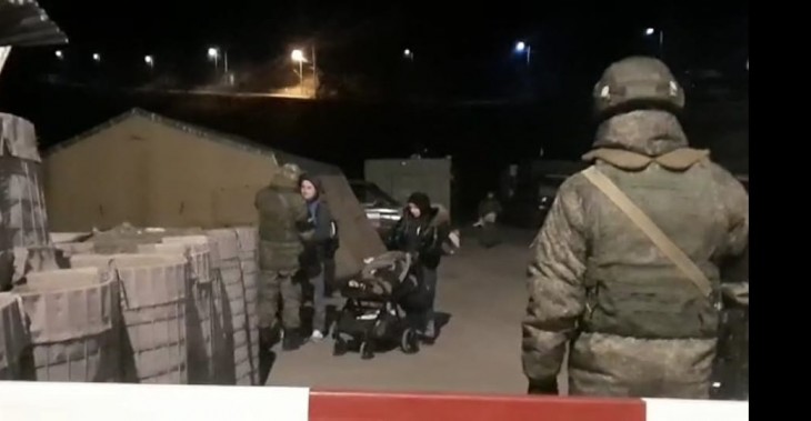 Участники акции создали условия для проезда семьи одного из российских миротворцев