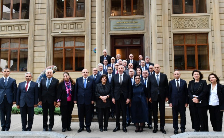 President Ilham Aliyev viewed conditions created at administrative building of Western Azerbaijan Community