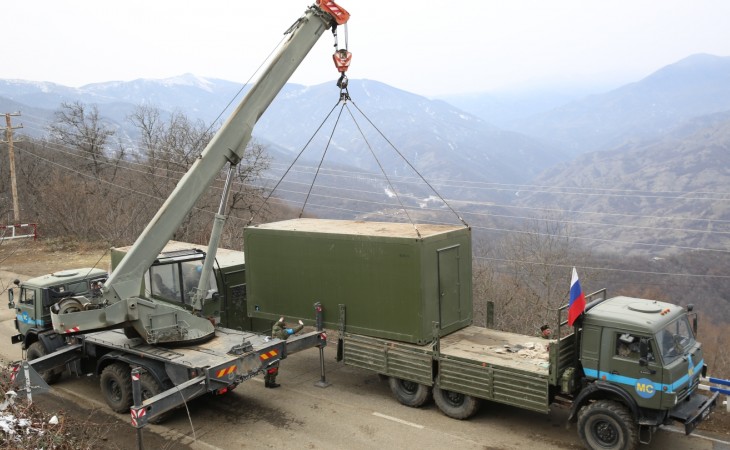 Миротворцы перевезли контейнеры и палатки на территорию поста, установленного в направлении Лачина