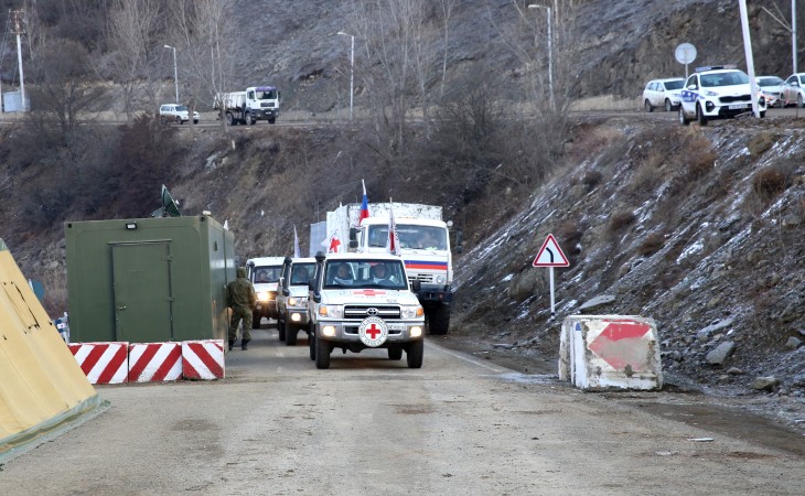 Три автомобиля Международного Комитета Красного Креста проехали по территории акции