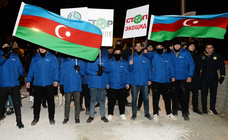 Aksiya iştirakçıları gecə saatlarında da böyük coşqu ilə şüarlar səsləndirirlər