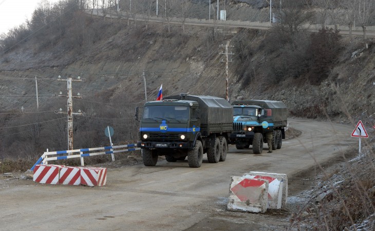 Два автомобиля снабжения миротворцев беспрепятственно проехали по дороге Лачин-Ханкенди