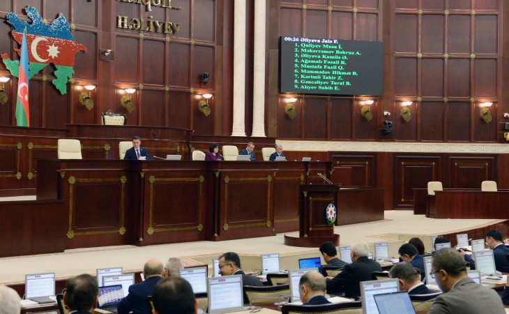 Təhsil və ümumi təhsillə bağlı qanunlara dəyişikliklər parlamentdə ikinci oxunuşda təsdiqlənib