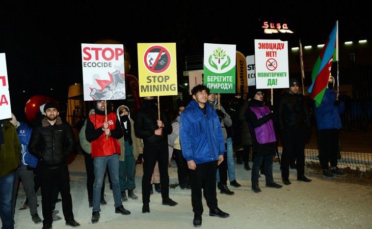 Акция протестующих продолжается и в ночные часы