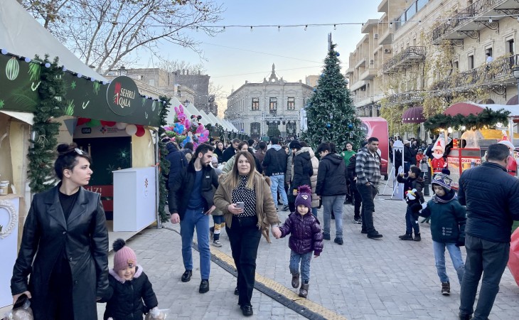 Bakı sakinləri və qonaqlar İçərişəhərdə Yeni ili yüksək əhvali-ruhiyyədə qeyd edirlər - FOTOREPORTAJ