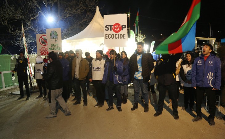 Акция протеста на дороге Лачин-Ханкенди продолжается и в вечернее время
