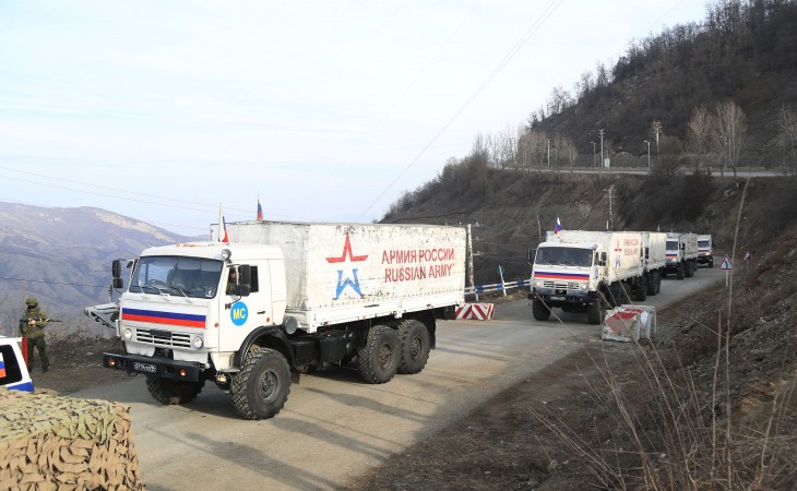 Очередные автомобили, принадлежащие миротворцам, беспрепятственно проехали по территории проведения акции