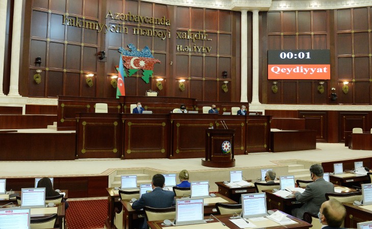 Milli Məclisin növbədənkənar sessiyasının ilk plenar iclası keçirilib