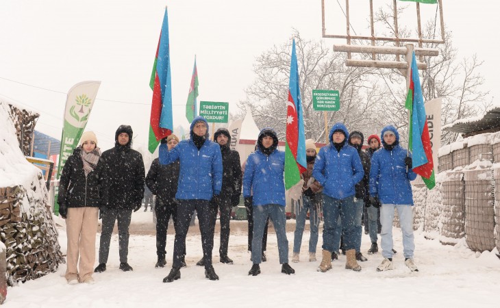 Несмотря на снег, акция протеста продолжается в приподнятом настроении