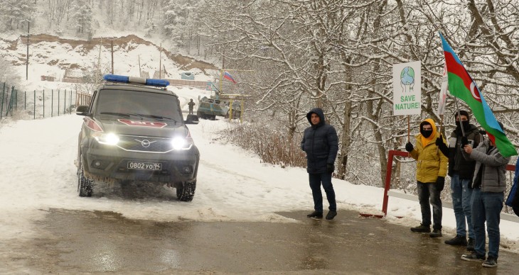 Дорога Лачин-Ханкенди: Созданы условия для проезда легковых автомобилей российских миротворцев через зону проведения акции