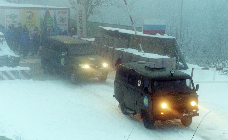 Обеспечен проезд через территорию акции еще двум автомобилям, принадлежащим миротворцам