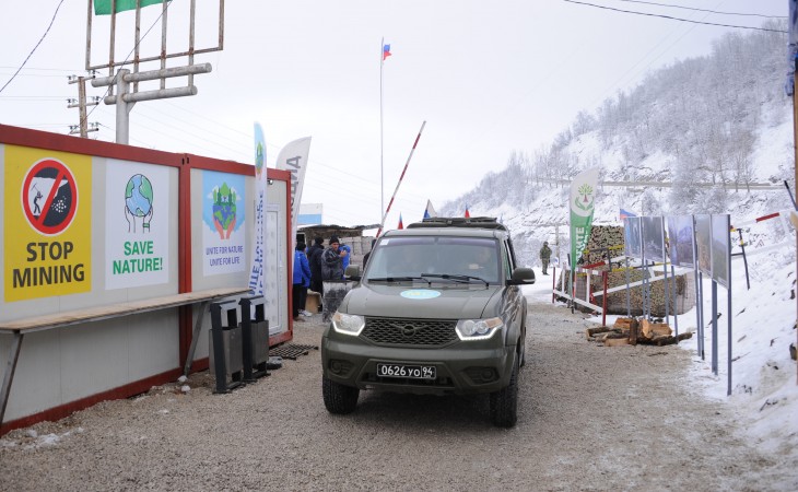 Два легковых автомобиля российских миротворцев беспрепятственно проехали по территории проведения акции