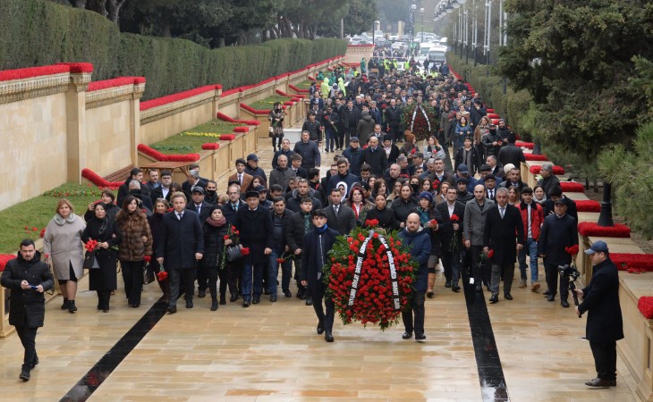 QHT-lərə Dövlət Dəstəyi Agentliyinin kollektivi və QHT nümayəndələri Şəhidlər xiyabanını ziyarət ediblər