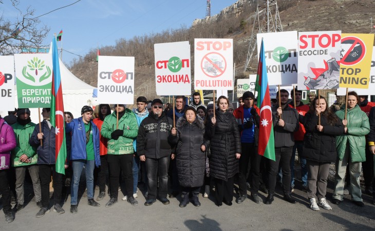Rus İcmasının və Rus Gəncləri Assosiasiyasının üzvləri ekofəallarla birgə şüarlar səsləndirirlər