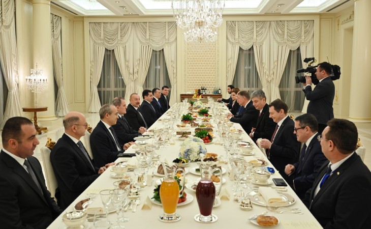 President Ilham Aliyev hosted official reception in honor of President of Romania
