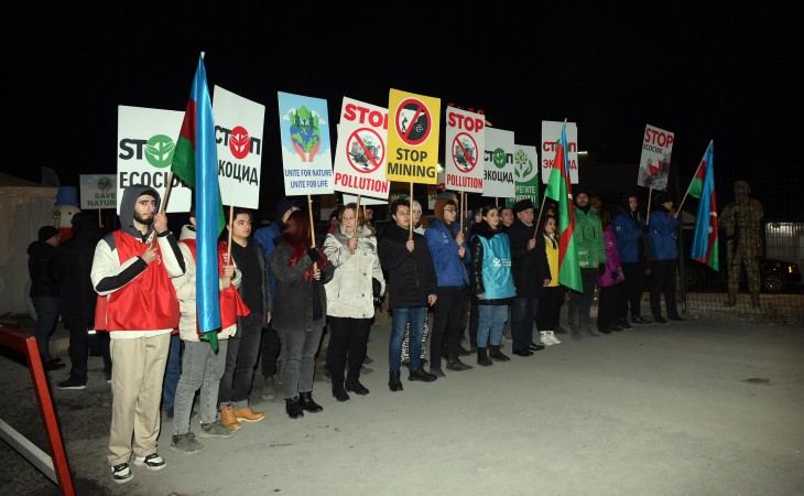 Aksiya iştirakçıları gecə saatlarında fəallıq göstərirlər