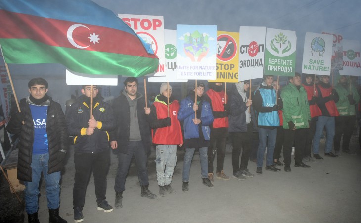Aksiya gecə saatlarında da ruh yüksəkliyi ilə davam edir
