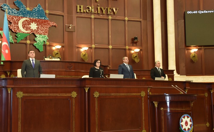В парламенте Азербайджана почтили память погибших во время землетрясения в Турции
