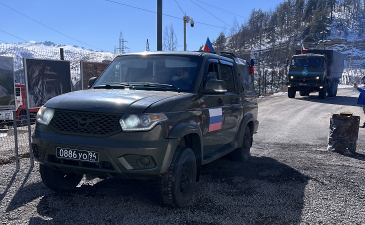 Еще два автомобиля миротворцев свободно проехали через территорию акции