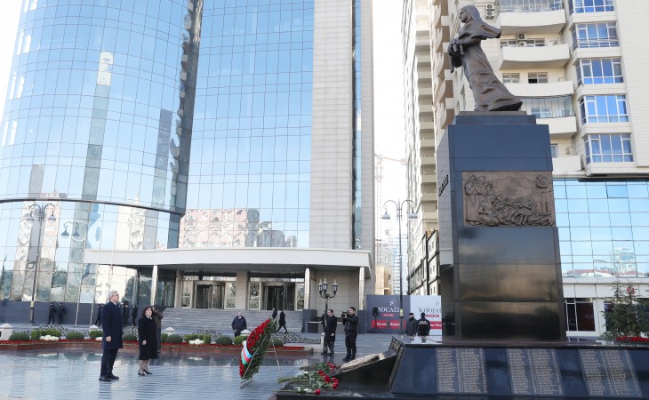 Официальные лица государства и правительства посетили памятник жертвам Ходжалинского геноцида