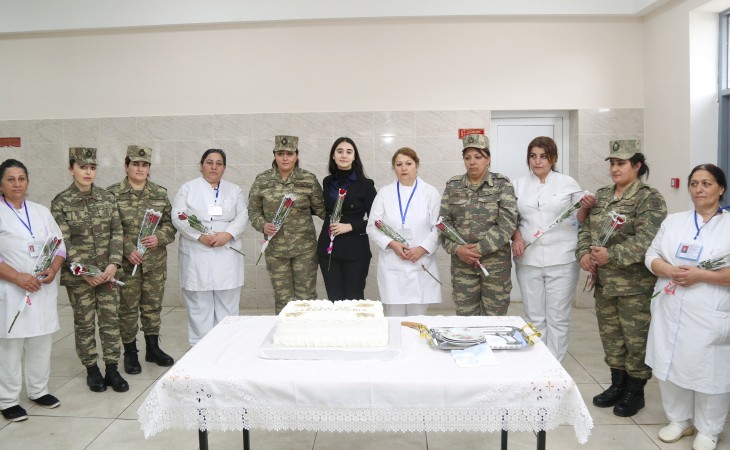 Hərbi hissədə xidmət edən xanımlara bayram təbriki ünvanlanıb
